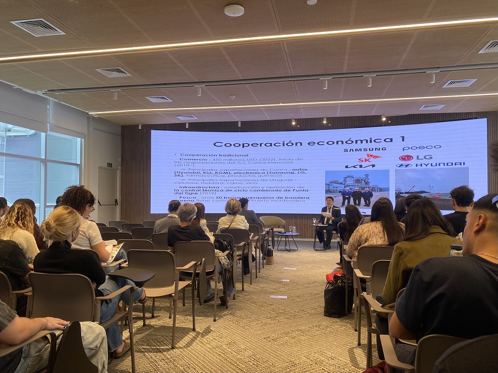 El encuentro contó con la participación del embajador de la República de Corea en Uruguay, Sr. Noh Wonil, quien destacó la trayectoria de cooperación entre ambos países, el papel de Corea en la economía global y la proyección internacional de su cultura.