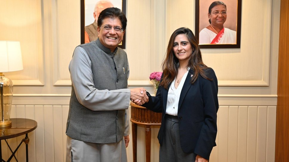 En las negociaciones, los jefes de diversos departamentos de cada parte asistieron para discutir y crear un acuerdo comprensivo e integral.